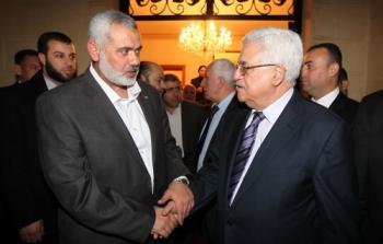 الرئيس الفلسطيني محمود عباس ورئيس المكتب السياسي لحركة 