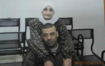 الأسير ياسر حمدونة مع والدته