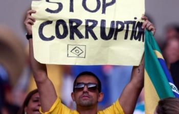 متظاهر برازيلي يطالب بمحاربة الفساد