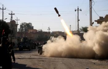 عناصر من قوات التدخل السريع العراقية تطلق قذيفة باتجاه مسلحي داعش في حي سومر بالموصل