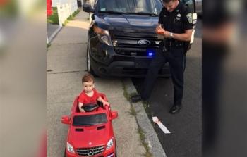 شرطي مرور يحرر مخالفة لطفل في الولايات المتحدة الأميركية