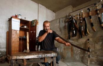 معين أبو وادي يصنع أربعة سيوف شهريا 