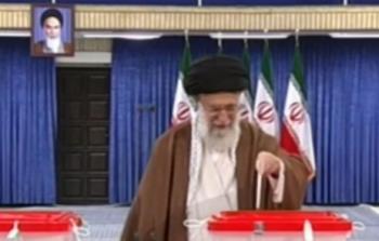مرشد الثورة الايرانية يدلي بصوته