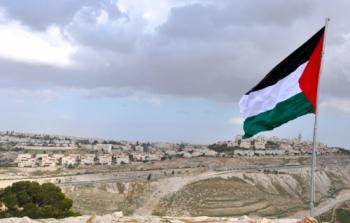 راية فلسطين خفاقة مقابل مستوطنة (معاليه أدوميم) المقامة على أراضي شرق القدس