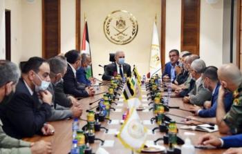 اشتية خلال زيارته قيادة الاستخبارات العسكرية