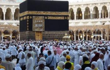 معتمرون يؤدون المناسك في مكة المكرمة