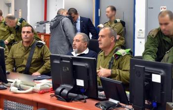 وزير الأمن الإسرائيلي أفيغدور ليبرمان وقادة من جيش الاحتلال - أرشيفية