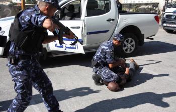 الشرطة الفلسطينية تقبض على أحد المواطنين - إرشيف