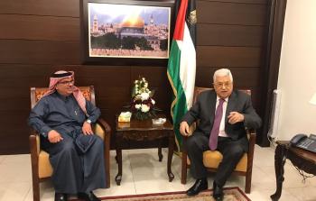 الرئيس الفلسطيني محمود عباس والسفير القطري محمد العمادي خلال اجتماع في رام الله - ارشيفية