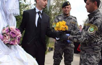 الأجهزة الأمنية تُقدم الورود لعروسين