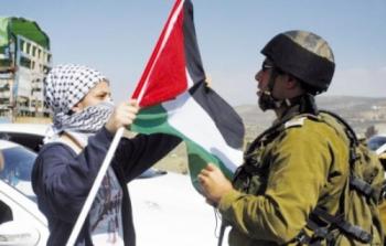 فتاة ترفع فلم فلسطين بوجه جندي اسرائيلي