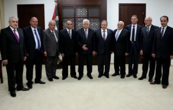 الرئيس مع أعضاء المحكمة الدستوري