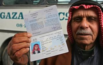 مواطن يحمل جواز السفر الأردني - ارشيف