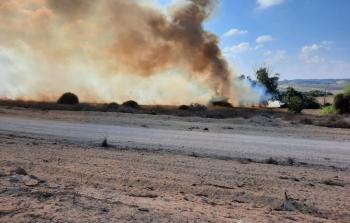 استمرار الحرائق في غلاف غزة ونتنياهو وغانتس يهددان بالتصعيد