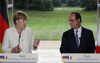المستشارة الألمانية أنجيلا ميركل والرئيس الفرنسي فرانسوا هولاند في لقاء بباريس