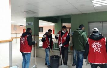 صورة لأعضاء الجبهة يقومون بتنظيف المستشفى