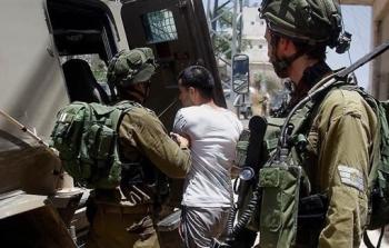 جنود الاحتلال الاسرائيلي يعتقلون فلسطيني من الضفة الغربية