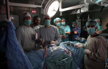 أطباء يجرون عمليات جراحية 