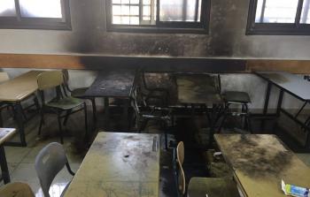المستوطنون يحرقون صفًا مدرسيًا جنوب نابلس