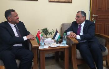 إبراهيم ملحم وسفير سلطنة عُمان لدى دولة فلسطين المستشار سالم بن حبيب العميري