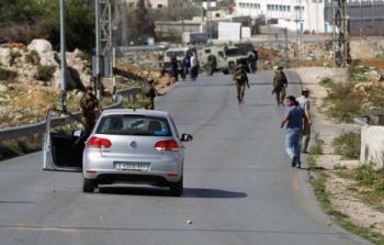 مستوطنون يعتدون على سيارة فلسطيني - ارشيف