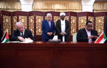 وزير الخارجية رياض المالكي خلال توقيعه الاتفاقيات