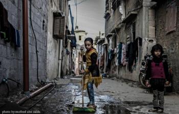 طفلة بأحد شوارع مخيم الشاطئ بغزة