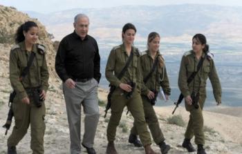 مجندات الجيش الاسرائيلي برفقه نتنياهو