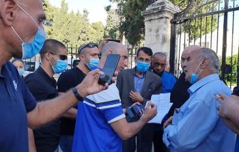 قوات الاحتلال تقمع وقفة تضامنية وتعتقل محافظ القدس 