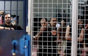 3 معتقلين يعلقون إضرابهم عن الطعام