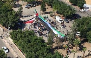 الغزيون ينتظرون المؤتمر في ساحة الجندي المجهول بغزة