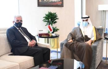 مرزوق الغانم خلال استقباله سفير دولة فلسطين لدى الكويت رامي طهبوب