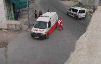 سيارة اسعاف تقل امرأة فلسطينية