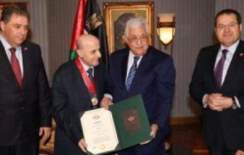 الرئيس محمود عباس، يمنح المناضل اللبناني الكبير محسن ابراهيم وسام الاستحقاق والتميز 