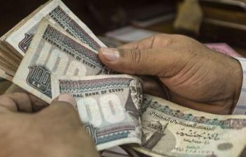 موظف يعد نقودا مصرية في أحد محلات الصرافة بالقاهرة.