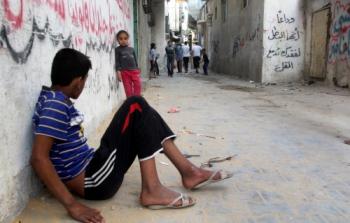 أرشيف / طفل في يجلس على مدخل مخيم بغزة 
