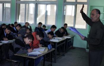 مدرس خلال أداء عمله في أحد مدارس فلسطين 