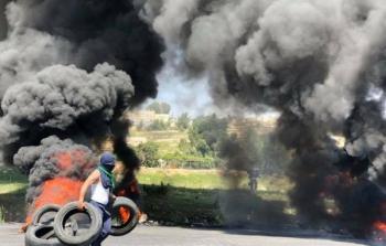 مواطن يشعل اطارات مطاطية في جمعة الكوشوك شرق قطاع غزة