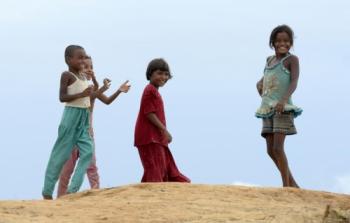 أطفال من الروهينجا يلعبون بالقرب من أحد مخيمات اللاجئين