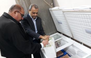 مراقبة الأغذية في بلدية غزة أثناء الكشف على صلاحية الأغذية