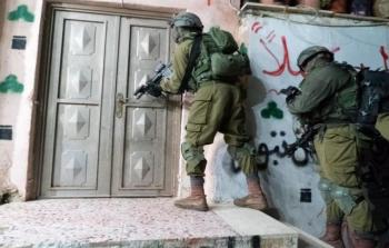 قوات الاحتلال تعتقل مواطنين في الضفة الغربية