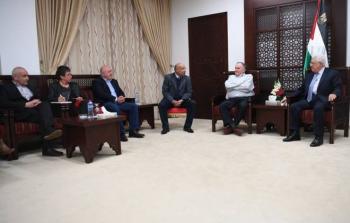 الرئيس عباس يستقبل وفدا ضم وزراء وأعضاء كنيست إسرائيليين سابقين