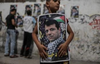 طفل يحمل صورة محمد دحلان بغزة