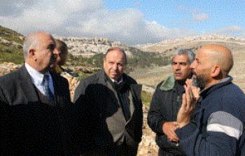 الحسيني خلال تفقده البيوت المهددة بالهدم في حزما