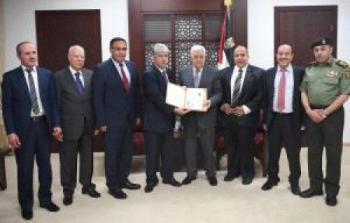 الرئيس، محمود عباس اثناء تسلمه التقرير السنوي لهيئة التقاعد .(عدسة:اسامه فلاح)