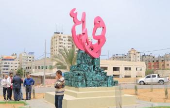 بلدية غزة تفتتح نُصبًا فنيًا من الخردة ومخلفات الحرب الأخيرة