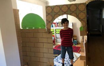 يحيى حسين مسلم بريطاني يصمم مسجدًا في بيتهم للصلاة