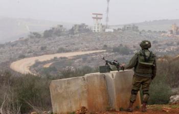 جندي اسرائيلي يراقب الحدود مع لبنان