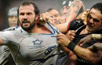 مشجعون يتعاركون بالسيوف