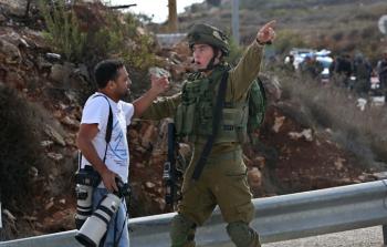 الاحتلال يعتدي على صحفي فلسطيني -ارشيف-
